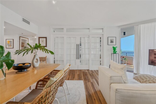 Building Photo - 520 Brickell Key Dr
