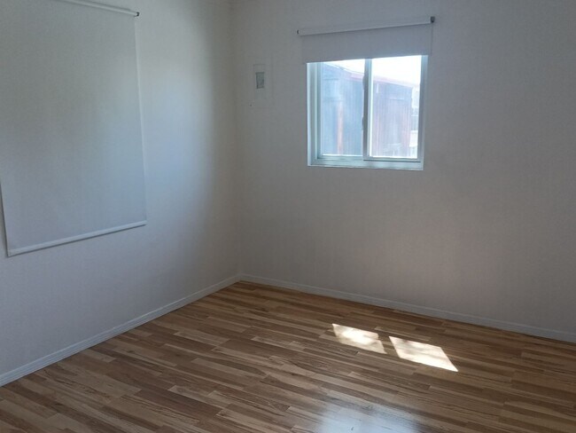 Building Photo - 3 Bedroom, 1 Bathroom Home! Schedule a Showing Soon!