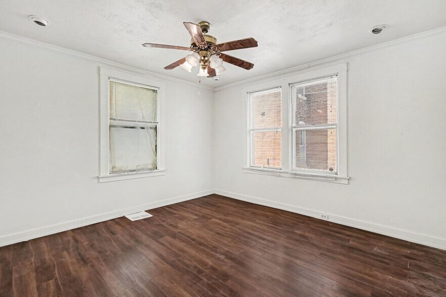 Building Photo - 2038 McLaran Ave