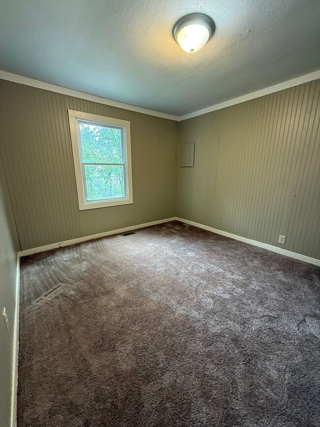 Building Photo - Charming 2-Bedroom Duplex in a Convenient ...