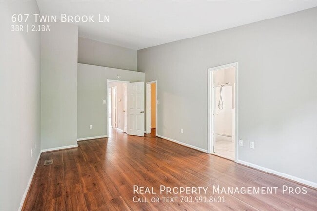 Building Photo - 607 Twin Brook Ln