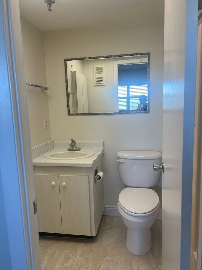 Building Photo - Annual 2BR/2BA Condo in Costa Brava on Venice Island