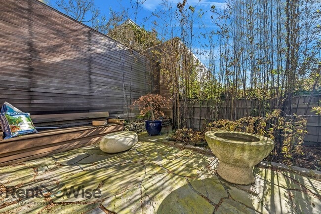 Building Photo - 1167 Green St