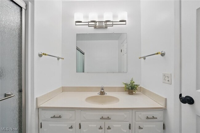 Building Photo - 33115 Ledge Hill Dr