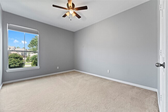 Building Photo - 18 Degas Park Dr
