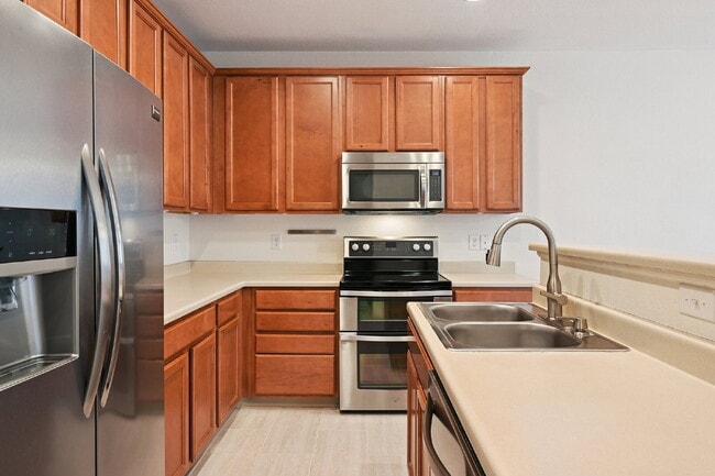 Building Photo - 3-Bed Townhouse with Open Floorplan, 2.5 Baths, and Fireplace in Rolling Hills!