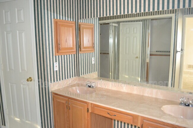 Building Photo - 310 Crestview Dr