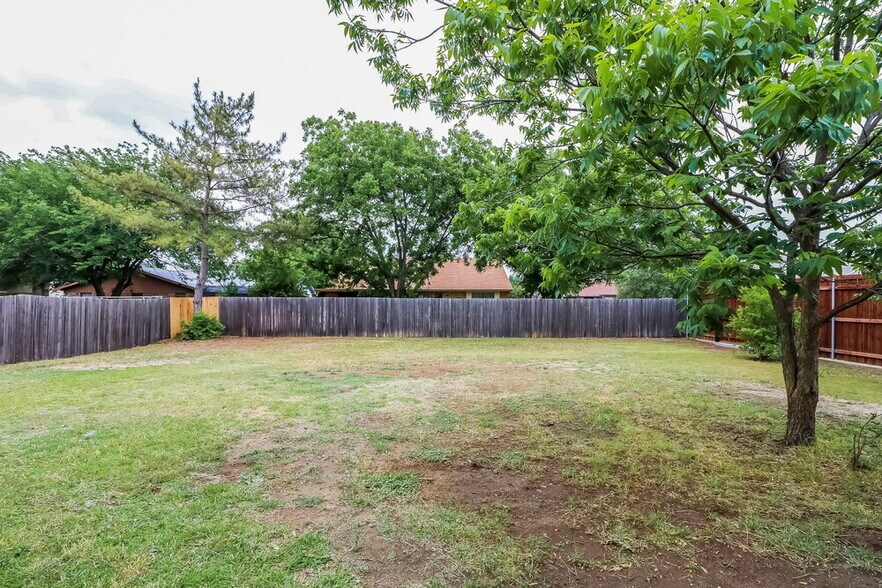 Building Photo - 7529 Ashwood Cir