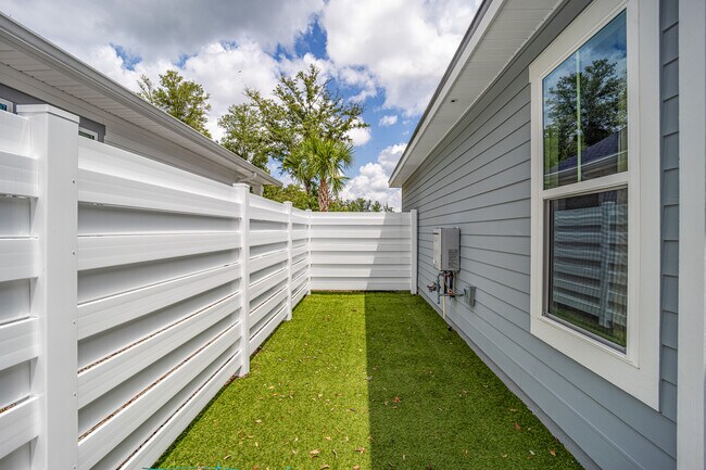 pet friendly grass - 13265 SW 9th Rd