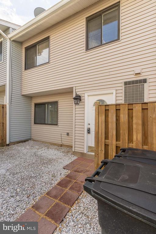 Building Photo - 8708 Village Square Dr