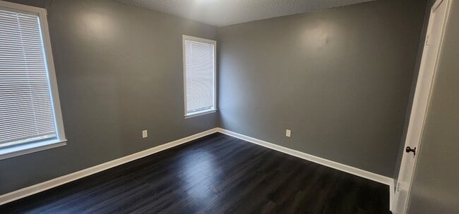 Building Photo - Roselawn