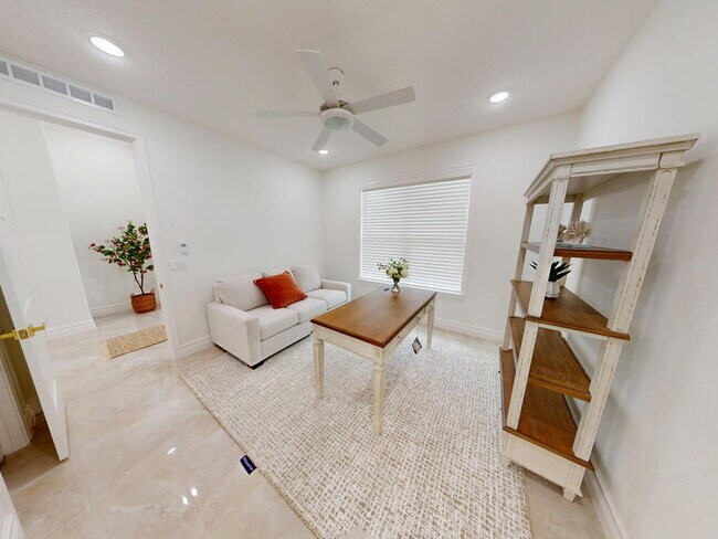 Building Photo - 409 SW Bradshaw Cir