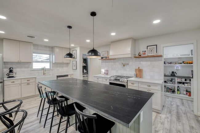 Building Photo - 2117 Gaston Pl Dr