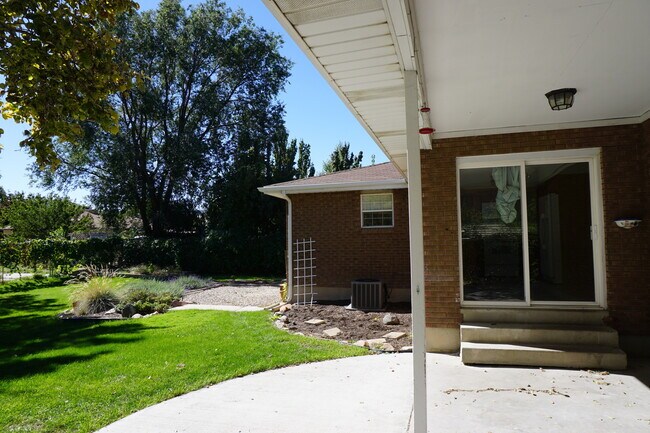 Building Photo - Quiet 5 Bedroom 3 Bath West Jordan Home