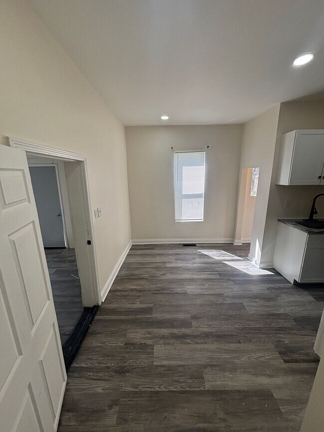 Building Photo - 715 1/2-570-572 E Main St