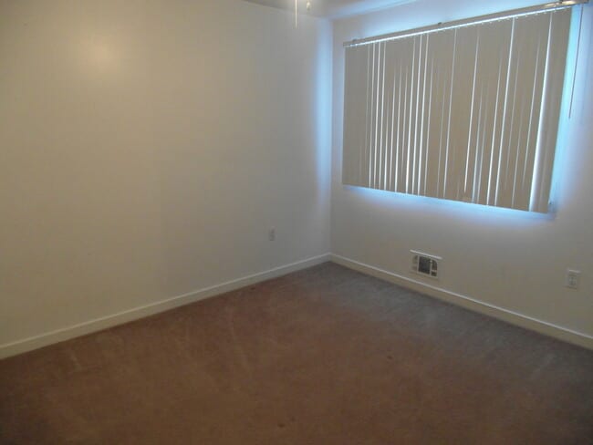 Building Photo - 3 Bedroom, 1.5 Bathroom Quadra-Plex