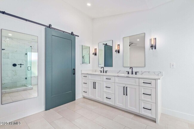 Building Photo - 5715 E Campo Bello Dr
