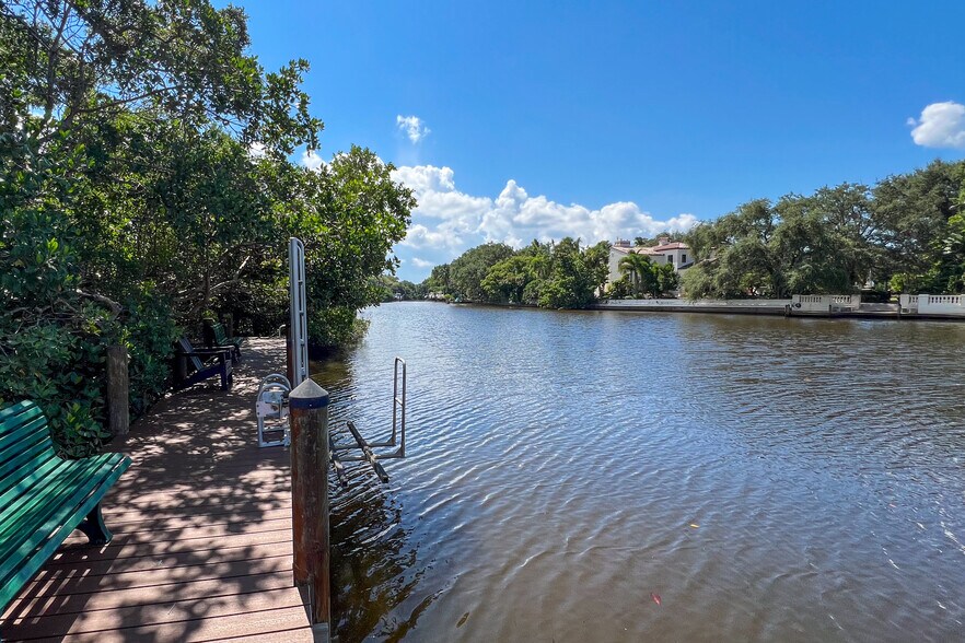 Building Photo - 850 S Tamiami Trl