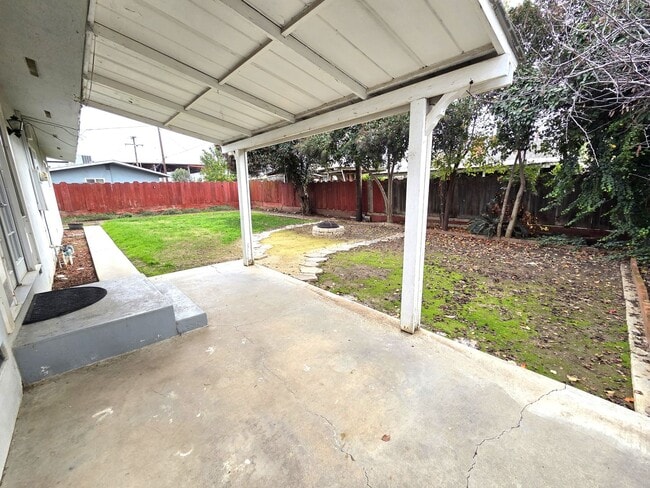 Building Photo - Charming 3 Bedroom 2 Bath Home