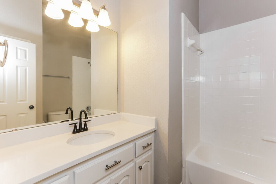 Building Photo - 1530 Fairfield Dr