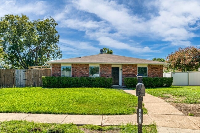 Primary Photo - 3 Bedroom on Cul da Sac