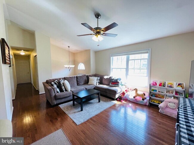 Building Photo - 121 Hilda Dr