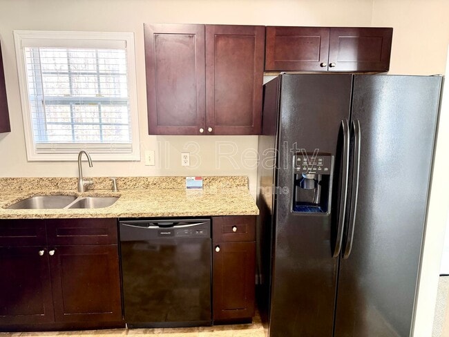 Building Photo - 753 Newport Dr