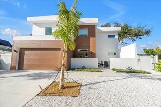 Building Photo - 2065 Goldenrod St