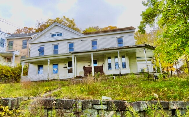Building Photo - 830 Main St