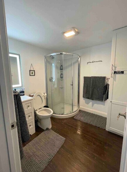 Bathroom - 4342 Jarboe St