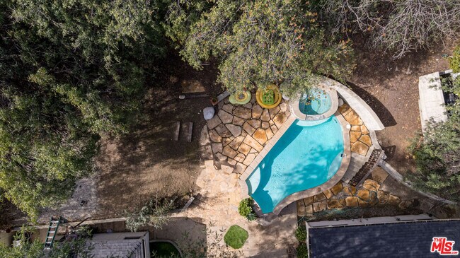 Building Photo - 19439 Oxnard St