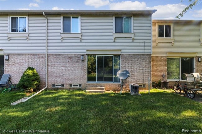 Building Photo - 44543 Savery Dr