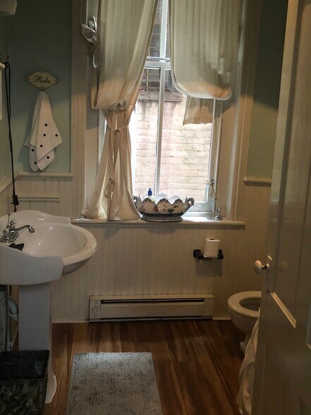 bath - 1421 Grove Ave