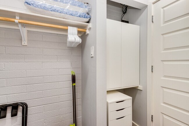 Building Photo - Charming Studio Oasis in the Heart of Temp...