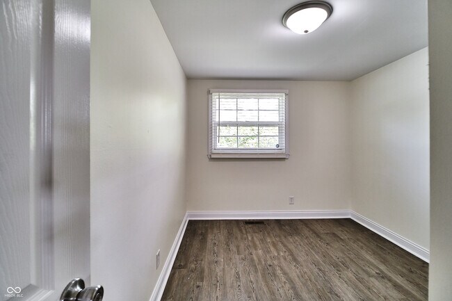 Building Photo - 635 Lake View Dr