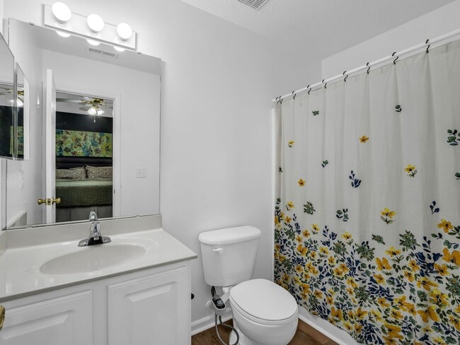 Building Photo - Cute- two bedroom townhome