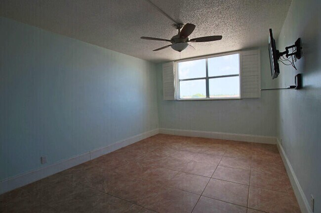 Building Photo - 470 Executive Center Dr