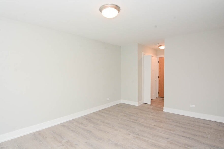 Building Photo - 447 W Surf St