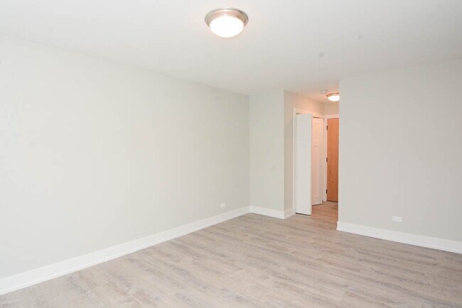 Building Photo - 447 W Surf St