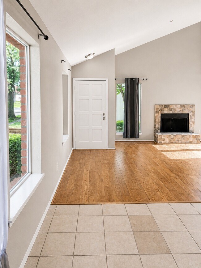 Building Photo - 7854 Green Lawn Dr
