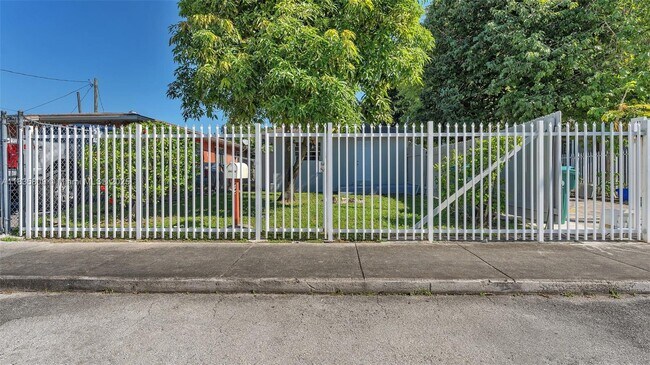 Primary Photo - 4651 NW 23rd Ct