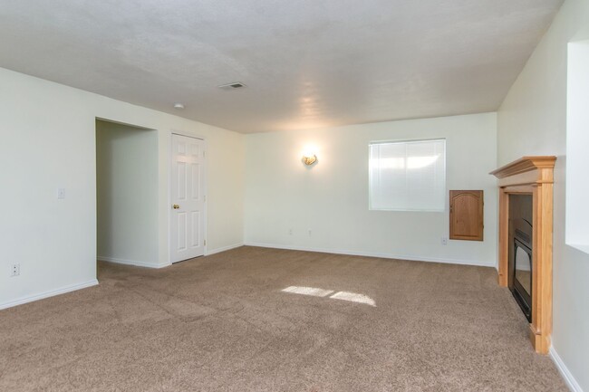 Building Photo - 5 Bedroom Home in Herriman; 2700 sq ft; $2...