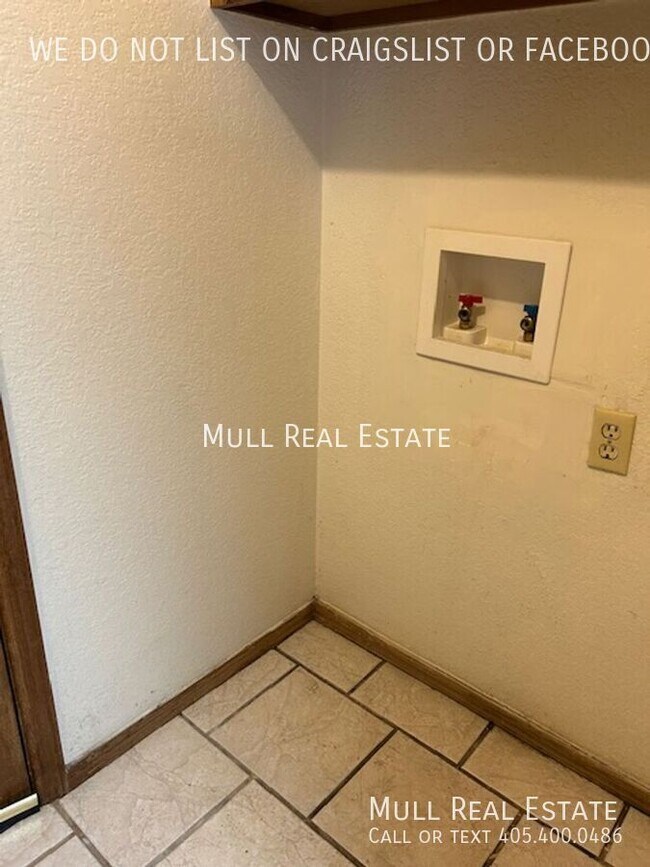 Building Photo - 2824 Silvertree Dr