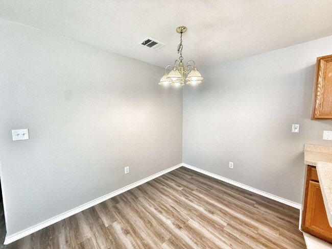 Building Photo - Spacious 3 Bedroom, 2 Bath Duplex with 1-C...