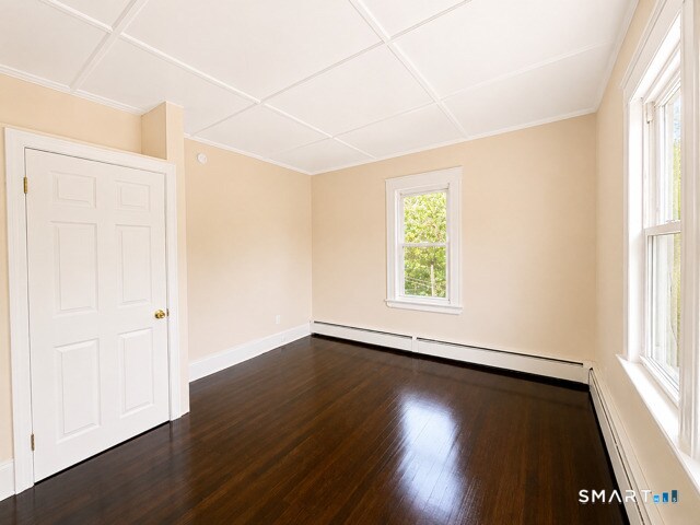 Building Photo - 302 Lakeview Ave