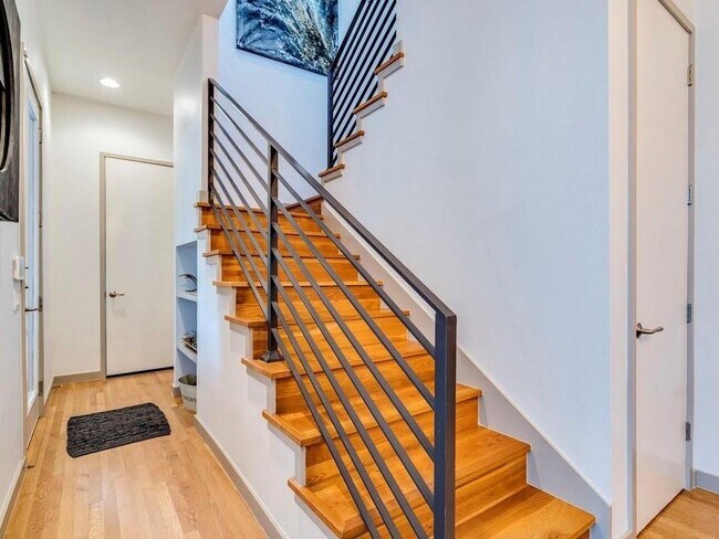 Building Photo - 1502 Barton Hills Dr