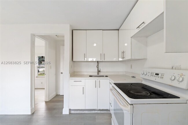 Building Photo - 5714 NW 21st Ave