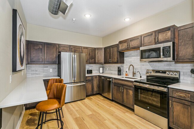 Building Photo - MOVE IN SPECIAL: MOVE IN BY APRIL 1, GET $1000 credit towards rent and/or monthly fees!