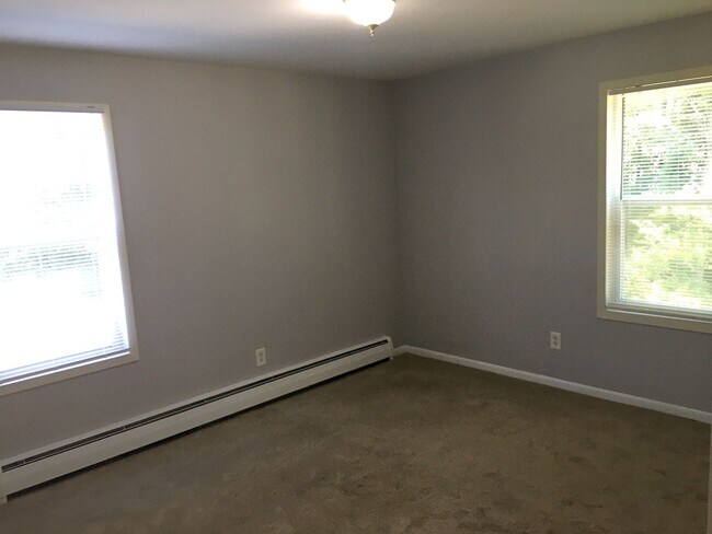 Building Photo - Amazing 2 Bed/1 Bath apartment in the heart of Allendale!