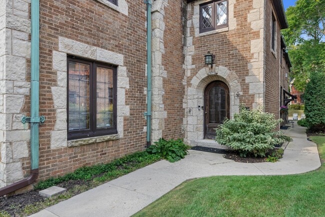 Building Photo - 2835 N Lake Dr